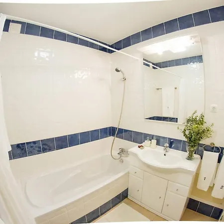 Coolhouses Algarve Luz, Stylish 3 Bed Townhouse, Fully Renovated, Spacious Private Patio, Walking Distance To Beach, Casa Da
