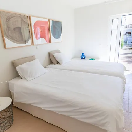 Coolhouses Algarve Luz, Stylish 3 Bed Townhouse, Fully Renovated, Spacious Private Patio, Walking Distance To Beach, Casa Da