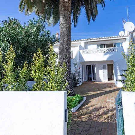 Hébergement de vacances Coolhouses Algarve Luz, Stylish 3 Bed Townhouse, Fully Renovated, Spacious Private Patio, Walking Distance To Beach, Casa Da *