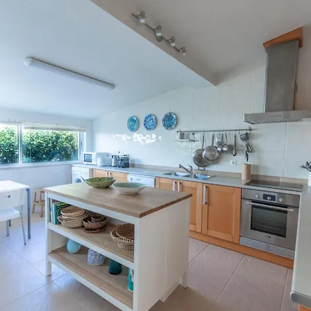 Hébergement de vacances Coolhouses Algarve Luz, Stylish 3 Bed Townhouse, Fully Renovated, Spacious Private Patio, Walking Distance To Beach, Casa Da